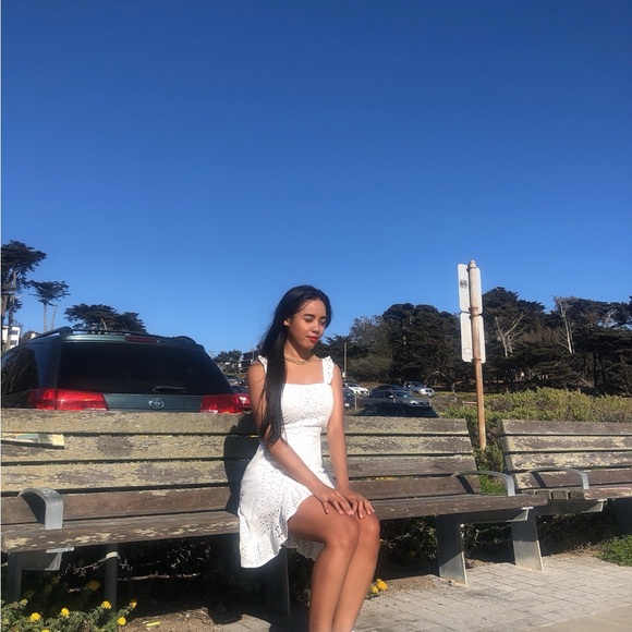 Chic Asymmetrical White Lace Dress - Picture 4 of 4